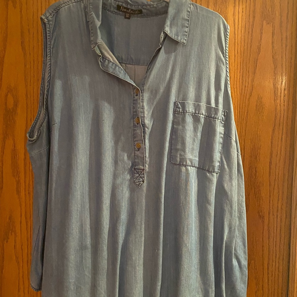 Chambray sleeveless blouse with pocket and buttons.